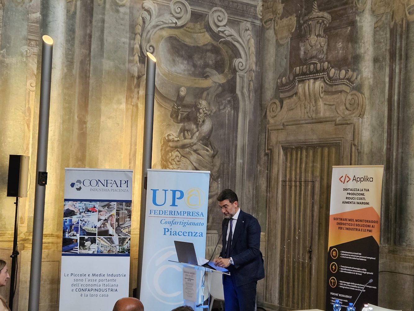 Intervento al podio con banner Confapi e UPA Federimpresa